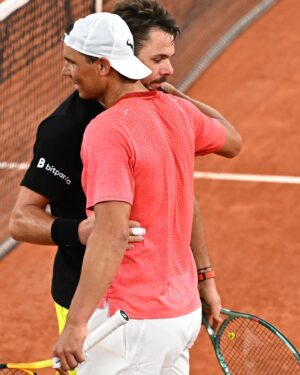 Stanislas Wawrinka Instagram - Intense practice with the king of clay @rafaelnadal 👑🧱🎾🙏🏻💪🏻💥 #hardwork #trusttheprocess #passion #loveofthegame #rolandgarros 
📸 @cocodubreuilphoto @fftennis