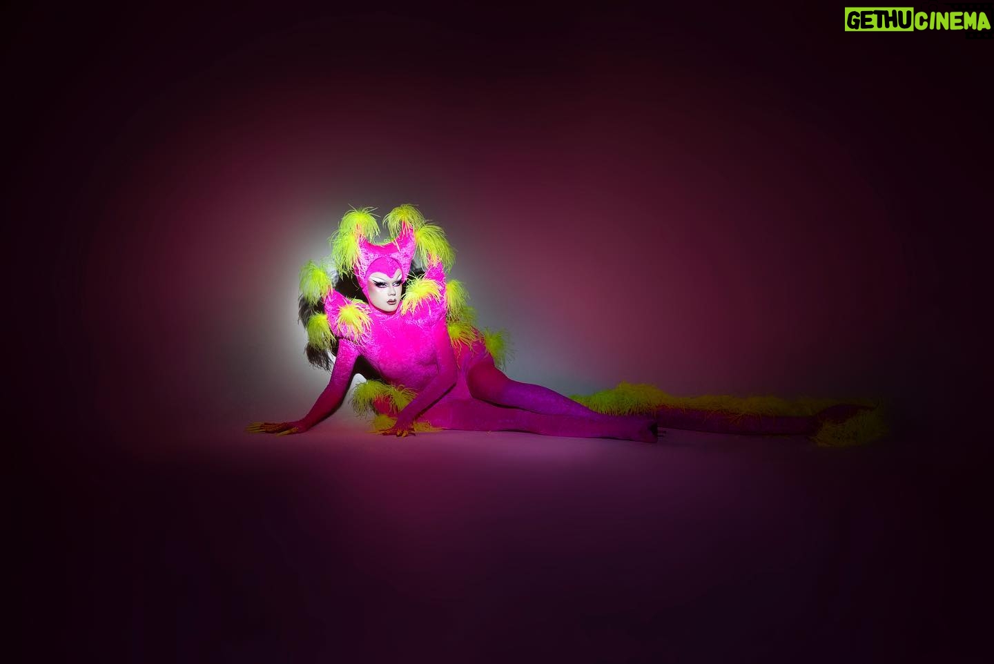 Starlet - 31.9K Likes - 💔
The Neon Demon⚡️
Outfit: @joshuahansler with boa plumes and stoning by @itsstarlet
Photo: @matty_parks
Creative Direction: @itsstarlet
With special thanks to @siblingstudios_ and @fensuss for assisting on set💕