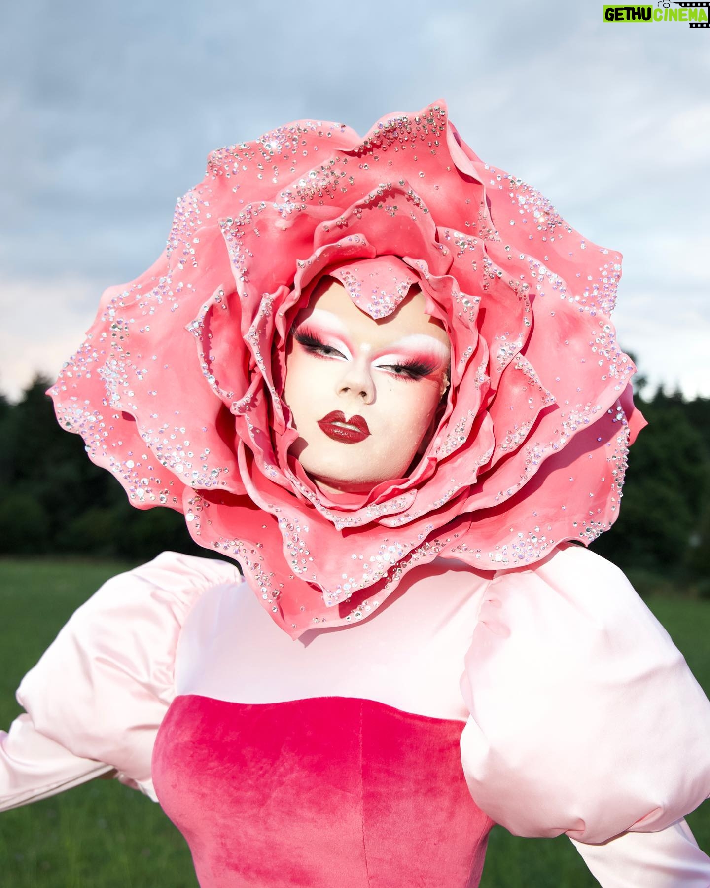 Starlet - 34.7K Likes - Tickle me pink!!🌸🌺🌷
When I saw we had to do a pink themed runway I immediately knew it had to be florals! And I of course had to reference one of my favourite fairytales, Alice in Wonderland!💕
Outfit by @jan_eneskey
Stoned by myself ✨
Inspired by (with permission) by artworks by @userlessarts 💕
Photography by @philstairs assisted by @robb.in