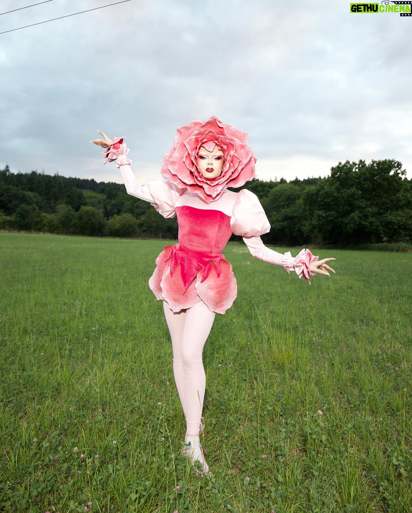 Starlet - 34.7K Likes - Tickle me pink!!🌸🌺🌷
When I saw we had to do a pink themed runway I immediately knew it had to be florals! And I of course had to reference one of my favourite fairytales, Alice in Wonderland!💕
Outfit by @jan_eneskey
Stoned by myself ✨
Inspired by (with permission) by artworks by @userlessarts 💕
Photography by @philstairs assisted by @robb.in