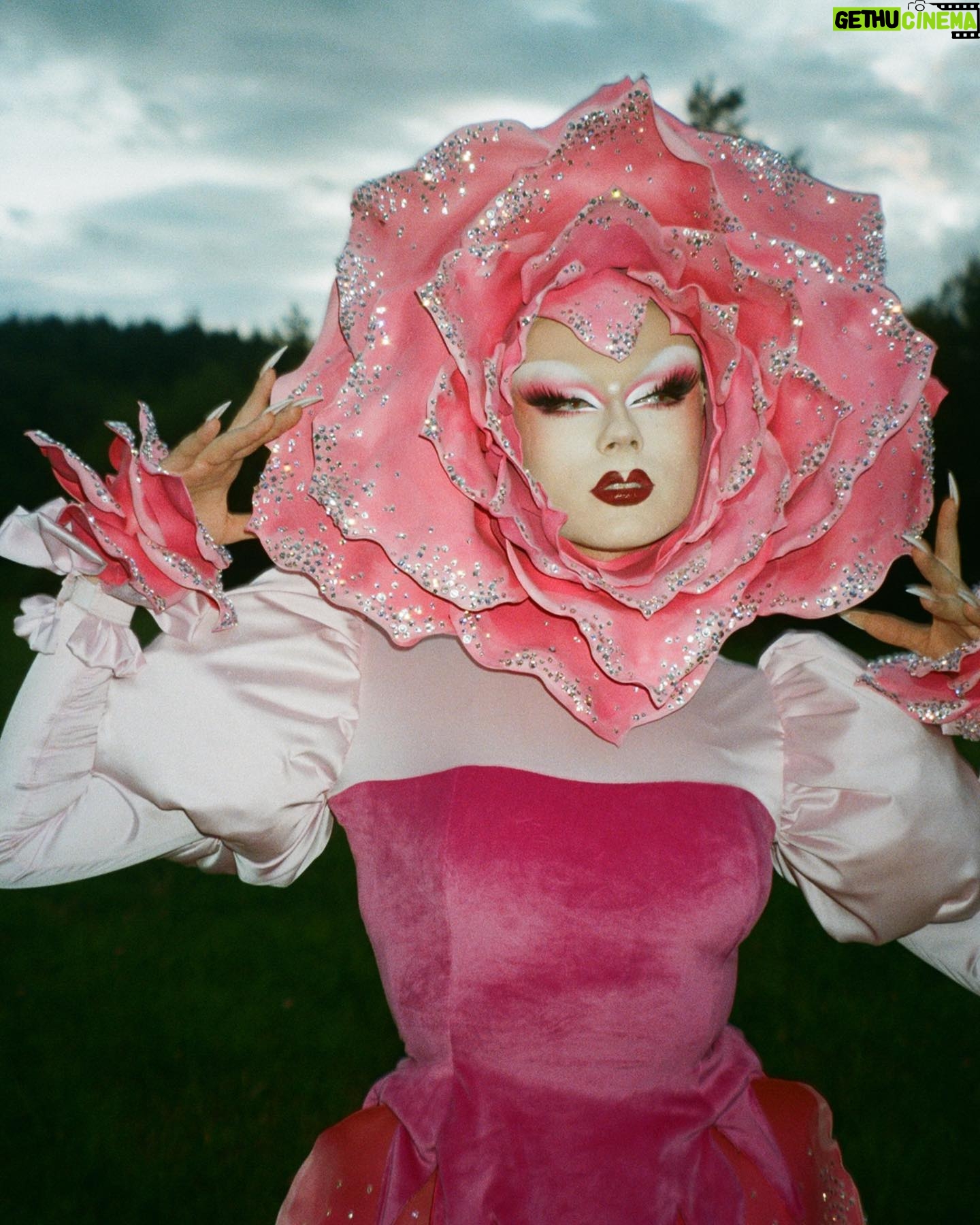 Starlet - 34.7K Likes - Tickle me pink!!🌸🌺🌷
When I saw we had to do a pink themed runway I immediately knew it had to be florals! And I of course had to reference one of my favourite fairytales, Alice in Wonderland!💕
Outfit by @jan_eneskey
Stoned by myself ✨
Inspired by (with permission) by artworks by @userlessarts 💕
Photography by @philstairs assisted by @robb.in