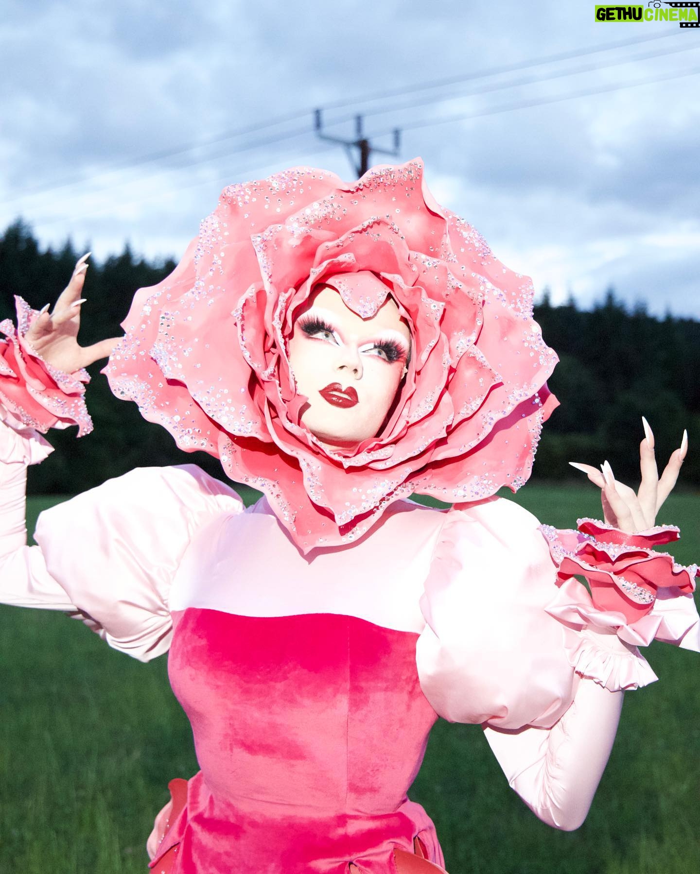 Starlet - 34.7K Likes - Tickle me pink!!🌸🌺🌷
When I saw we had to do a pink themed runway I immediately knew it had to be florals! And I of course had to reference one of my favourite fairytales, Alice in Wonderland!💕
Outfit by @jan_eneskey
Stoned by myself ✨
Inspired by (with permission) by artworks by @userlessarts 💕
Photography by @philstairs assisted by @robb.in