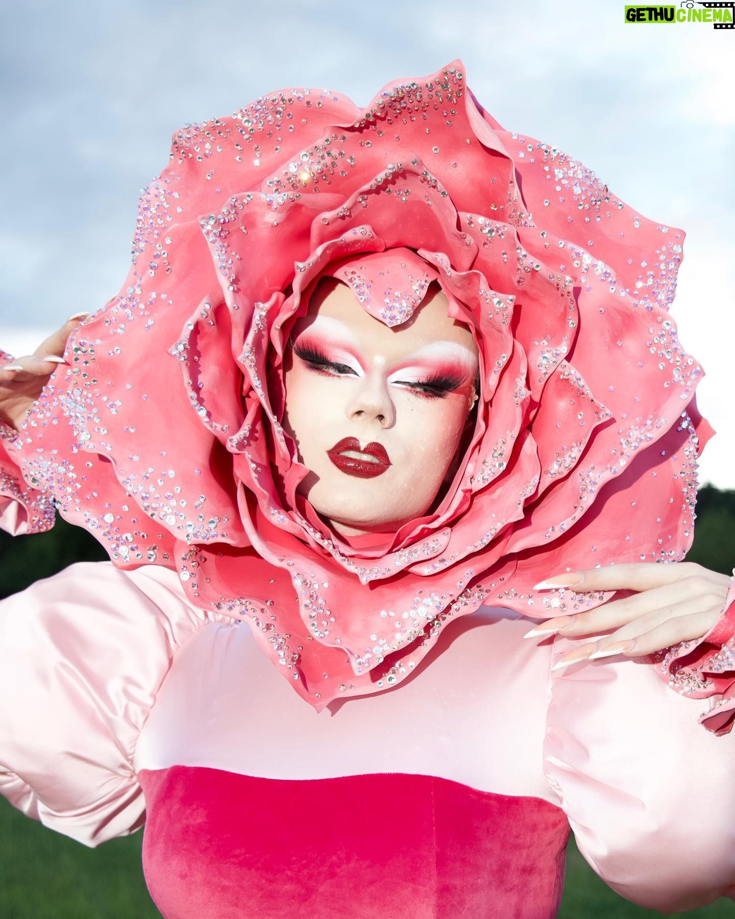 Starlet - 34.7K Likes - Tickle me pink!!šøšŗš·
When I saw we had to do a pink themed runway I immediately knew it had to be florals! And I of course had to reference one of my favourite fairytales, Alice in Wonderland!š
Outfit by @jan_eneskey
Stoned by myself āØ
Inspired by (with permission) by artworks by @userlessarts š
Photography by @philstairs assisted by @robb.in