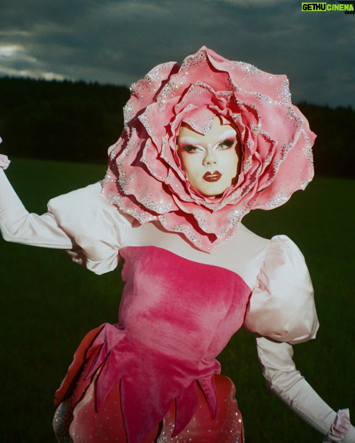 Starlet - 34.7K Likes - Tickle me pink!!🌸🌺🌷
When I saw we had to do a pink themed runway I immediately knew it had to be florals! And I of course had to reference one of my favourite fairytales, Alice in Wonderland!💕
Outfit by @jan_eneskey
Stoned by myself ✨
Inspired by (with permission) by artworks by @userlessarts 💕
Photography by @philstairs assisted by @robb.in