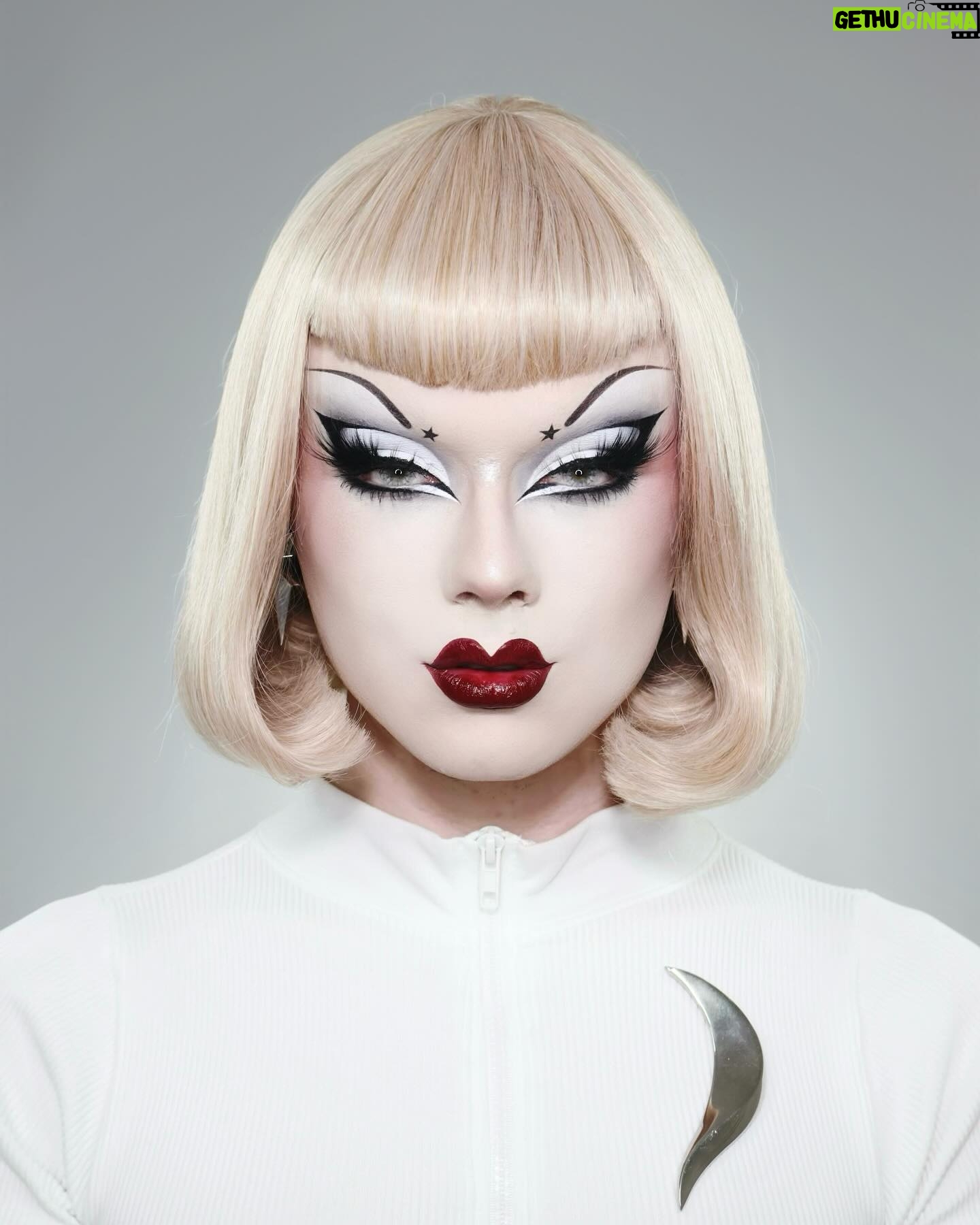 Starlet - 51.8K Likes - Set phasers to stun🪐
.
.
.
.
.
EYES:
@plouise1 Base
@plouise1 Going Solo Eyeshadow Palette
@sugarpill Taco Bulletproof shadow
@kryolanofficial cream liner black
@eldorafalseeyelashes Custom Lashes
@mesmereyezcontactlenses London Sky contacts
.
FACE:
@makeuprevolution IRL Foundation
@hnbcosmetics Soft Focus Concealer SF10
@fynecosmetics Shade 01
@blendbunnycosmetics Forget Me Not Palette
@blendbunnycosmetics Juicy Cheeks Palette
@fentybeauty Diamond Bomb All-Over Diamond Veil
.
LIPS:
@missfamebeauty The Other Woman Lipstick
.
.
#mugler#drag#dragperfection#dragraceuk#transformation#dragqueen#dragrace#fashion#makeup#beauty#thedragqueendom#dragbible#qwerkout#rupaulsdragraceuk#guymua#londondrag#qwerrrkout #draguk#worldofwonder#starlet