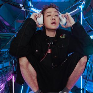 Starr Chen Instagram - 好聽，太好聽了！

就是這副耳機讓我現在製作都不必送混音
Demo版戴上一聽即刻帶你前往葛萊美
堪稱完美的降噪技術甚至讓我以為地球圓寂了

起床時，我就戴上它享受美好早晨
午休時，我也戴著它聆聽世界的美
睡覺時，它在我耳邊輕聲呢喃哄我入睡
說我遜？我聽不見，我戴耳機

Sony ULT WEAR 是你音樂魔術師 🎩？🐰！
輕如羽毛穩如泰山🪶🌋
ULT按鈕有三段式！讓低音於你耳內的VIP包廂 💃🎶
我自己是喜歡用2 號力道
別跟風，播放節奏開始搖🎵🚫

造型更是極簡時尚，將一切完美包覆你耳👂

即刻入手Sony ULT WEAR，你也能是下個陳星翰

#好聽 #太好聽了 
#Sony #ULTPOWERSOUND #ULTWEAR @sonytaiwan