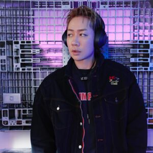 Starr Chen Instagram - 好聽，太好聽了！

就是這副耳機讓我現在製作都不必送混音
Demo版戴上一聽即刻帶你前往葛萊美
堪稱完美的降噪技術甚至讓我以為地球圓寂了

起床時，我就戴上它享受美好早晨
午休時，我也戴著它聆聽世界的美
睡覺時，它在我耳邊輕聲呢喃哄我入睡
說我遜？我聽不見，我戴耳機

Sony ULT WEAR 是你音樂魔術師 🎩？🐰！
輕如羽毛穩如泰山🪶🌋
ULT按鈕有三段式！讓低音於你耳內的VIP包廂 💃🎶
我自己是喜歡用2 號力道
別跟風，播放節奏開始搖🎵🚫

造型更是極簡時尚，將一切完美包覆你耳👂

即刻入手Sony ULT WEAR，你也能是下個陳星翰

#好聽 #太好聽了 
#Sony #ULTPOWERSOUND #ULTWEAR @sonytaiwan