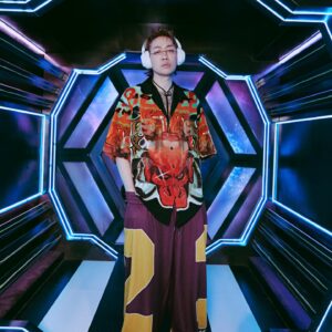 Starr Chen Instagram - 好聽，太好聽了！

就是這副耳機讓我現在製作都不必送混音
Demo版戴上一聽即刻帶你前往葛萊美
堪稱完美的降噪技術甚至讓我以為地球圓寂了

起床時，我就戴上它享受美好早晨
午休時，我也戴著它聆聽世界的美
睡覺時，它在我耳邊輕聲呢喃哄我入睡
說我遜？我聽不見，我戴耳機

Sony ULT WEAR 是你音樂魔術師 🎩？🐰！
輕如羽毛穩如泰山🪶🌋
ULT按鈕有三段式！讓低音於你耳內的VIP包廂 💃🎶
我自己是喜歡用2 號力道
別跟風，播放節奏開始搖🎵🚫

造型更是極簡時尚，將一切完美包覆你耳👂

即刻入手Sony ULT WEAR，你也能是下個陳星翰

#好聽 #太好聽了 
#Sony #ULTPOWERSOUND #ULTWEAR @sonytaiwan