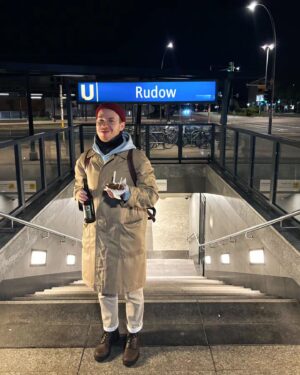 Stas Davydov Instagram - это я стою в Берлине у метро ночью пиву пью и карривурст ем. купил у Мурата в ларьке (Мурат вообще норм мужик, но карривурсты у него ниоч).
а до этого мы в гей-клубе финал 16 сезона RuPaul's Drag Race смотрели, было уютно.
.
не обращай внимания, это прост хештеги: #берлин #колбаски