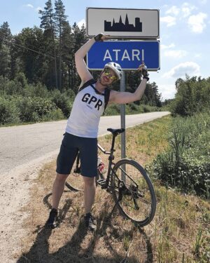 Stas Davydov Instagram - в Atari ездил. 🕹️ и задумался, что лучше: Xbox Series X или PlayStation 5. 🤔
окок, это просто вброс для неадекватышей. 
а вообще 100 км вчера накатали. вроде бы и ничего особенного, но по жаре и с периодическими налётами слепней было тяжеловато. 😅 
.
не обращай внимания, это прост хештеги: #вело #велосипед #велотуризм #playstation #xbox
