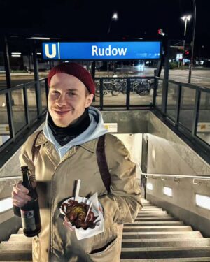 Stas Davydov Instagram - это я стою в Берлине у метро ночью пиву пью и карривурст ем. купил у Мурата в ларьке (Мурат вообще норм мужик, но карривурсты у него ниоч).
а до этого мы в гей-клубе финал 16 сезона RuPaul's Drag Race смотрели, было уютно.
.
не обращай внимания, это прост хештеги: #берлин #колбаски