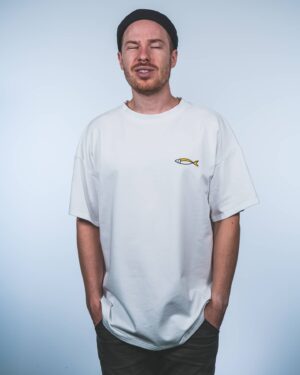 Stas Davydov Instagram - это идеальные кадры меня, которые @fedorenkoserzh нафоткал, чтобы выставить наш мерч на Wildberries. 😅
на самом деле и нормальных фоток полно.  но чтобы их посмотреть, надо вбить на  wildberries.ru в поиск "мерч this is хорошо", и посмотреть. 🤖
там и шпротные футболки, и носки, и шапки с докерами! и, кстати, доставка бесплатная, возможность примерить, вернуть, вот это вот всё. кайфунуий же, ну! 
ну или по ссылкам в описании ещё можно перейти, ща закину.
.
не обращай внимания, это прост хештеги: #thisisхорошо #thisishorosho #мерч #футболки #шпроты
