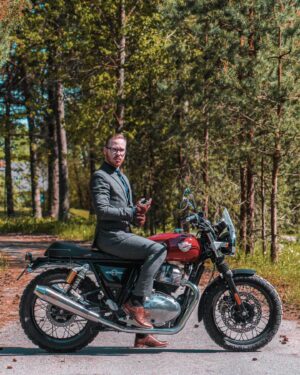 Stas Davydov Instagram - пока делал фотку, порвал штаны между ног. требую компенсации за ущерб, в виде лайков!
☝️внимательные заметят, что это ремейк такой же моей фотки, только в другом лесу и в другой рубашке. и мотоцикл сильно похорошел. и я, конечно.
.
не обращай внимания, это прост хештеги: #royalenfield #royalenfieldinterceptor650 #latvia #moto