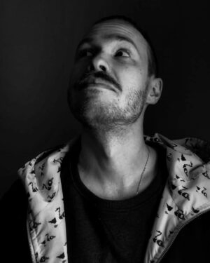 Stas Davydov Instagram - сегодня мне 35. я позавтракал творожным кремом с немного подплесневевшим по краям банки томатным вареньем, потому что другое варенье закончилось, а идти в магазин через дорогу за новым - лень. да и если аккуратно вытащить остатки со дна, не касаясь краёв, то плесень остаётся в банке. пусть у неё всё там будет хорошо! 🍅 

p.s.: кстати творожный крем без добавок из Lidl - офигенная штука.
p.p.s.: да, я не опечатался, это томатное варенье. испанское. томат - это плод паслёновых, синкарпная ягода, а из ягод же делают варенье? 🤷🏼‍♂️
.
а фотка у меня от @austris_antons
.
не обращай внимания, это прост хештеги: #др #варенье #томат