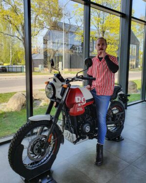 Stas Davydov Instagram - подобрал себе мотоцикл под цвет рубашки в @royalenfield_riga 🏍️
берём?
.
не обращай внимания, это прост хештеги: #moto #royalenfield #scram411