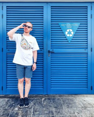 Stas Davydov Instagram - а этих рыбов - продаю! 🐟 красивое? 
взять наши мерчевые шпротные футболки у @mamcupy - вообще отличная и суперкачественная идея подарка себе или другу, пока лето ещё хоть как-то чего-то.
у меня в профиле есть ссылка, там на мерч тоже кнопочка будет.
.
не обращай внимания, это прост хештеги: #мерч #мамкупи #шпроты #шпрот #рыбы
