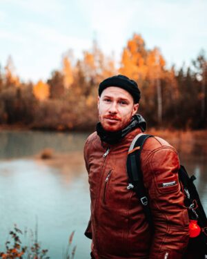 Stas Davydov Instagram - вот к этому озеру в прошлое  воскресенье на мотоцикликах скатались.
само по себе озеро оказалось не особо примечательным, зато дорога (где-то 150 км) получилась крайне удовлетворительной. 🤠
я потратил два вечера, чтобы найти какое-то готовое решение для прокладывания маршрутов только по лесам-грунтовкам, по возможности избегая асфальтированных дорог. и что удивительно - нет таких для мотоциклов. Strava может проложить для велосипедов, но там будет полно совсем тропинок, где на мотоцикле не проехать и чисто физически, и по закону нельзя, и по человечески тоже (для велосипедистов тропинки будут запороты).
так что приходится на виде со спутника прокладывать полувручную в Google My Maps, затем экспортировать в .kmz, затем конвертировать в .gpx, и уже только тогда парочка навигаторов могут по этому файлу везти (у меня это было приложение Beeline - про эту навигацию я делал пост на Дзене).
а фоткал по дороге все @austris_antons - у него в профиле ещё фоточек есть, кстати.
.
не обращай внимания, это прост хештеги: #мото #мотоцикл #поездка #навигация