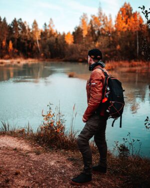 Stas Davydov Instagram - вот к этому озеру в прошлое  воскресенье на мотоцикликах скатались.
само по себе озеро оказалось не особо примечательным, зато дорога (где-то 150 км) получилась крайне удовлетворительной. 🤠
я потратил два вечера, чтобы найти какое-то готовое решение для прокладывания маршрутов только по лесам-грунтовкам, по возможности избегая асфальтированных дорог. и что удивительно - нет таких для мотоциклов. Strava может проложить для велосипедов, но там будет полно совсем тропинок, где на мотоцикле не проехать и чисто физически, и по закону нельзя, и по человечески тоже (для велосипедистов тропинки будут запороты).
так что приходится на виде со спутника прокладывать полувручную в Google My Maps, затем экспортировать в .kmz, затем конвертировать в .gpx, и уже только тогда парочка навигаторов могут по этому файлу везти (у меня это было приложение Beeline - про эту навигацию я делал пост на Дзене).
а фоткал по дороге все @austris_antons - у него в профиле ещё фоточек есть, кстати.
.
не обращай внимания, это прост хештеги: #мото #мотоцикл #поездка #навигация