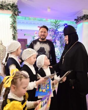 Stas Mikhaylov Instagram - Сегодня был прекрасный день! 
Мы приехали в Покровской монастырь. Поздравили девочек-воспитанниц с прошедшими праздниками, пообщались с Матушкой Игуменией Феофанией и, конечно, приложились к главной святыне - мощам Святой Матроны Московской!
Для меня такие моменты в жизни являются очень дорогими, важными и ценными!
Святая блаженная Мати Матрона, моли Бога о нас! 🙏