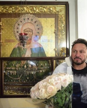 Stas Mikhaylov Instagram - Сегодня был прекрасный день! 
Мы приехали в Покровской монастырь. Поздравили девочек-воспитанниц с прошедшими праздниками, пообщались с Матушкой Игуменией Феофанией и, конечно, приложились к главной святыне - мощам Святой Матроны Московской!
Для меня такие моменты в жизни являются очень дорогими, важными и ценными!
Святая блаженная Мати Матрона, моли Бога о нас! 🙏