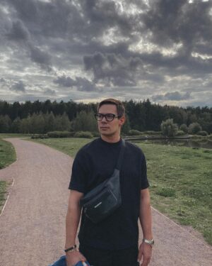 Stas Pekha Instagram - Не помню,над чем мы смеялись...
На паузе те метели,
Не знаю,чем мы казались
И были на самом деле..
Когда в опустевшем сквере,
Деревьев уснувших между,
Не помню,во что я верил,
На что возлагал надежды?
Одежды носил по моде,
По совести врал о личном...
И что-то в моей природе,
Взрастило меня циничным.
Не помню какие черти,
Давали тогда мне силы...
Боялся бояться смерти,
Умел умирать красиво...
В машине с толпой ругался,
И все разрушав,не строил..
Не помню,о чем смеялся,
В последние дни с тобою
(С.Пьеха) 27.09.2015