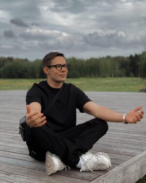Stas Pekha Instagram - Не помню,над чем мы смеялись...
На паузе те метели,
Не знаю,чем мы казались
И были на самом деле..
Когда в опустевшем сквере,
Деревьев уснувших между,
Не помню,во что я верил,
На что возлагал надежды?
Одежды носил по моде,
По совести врал о личном...
И что-то в моей природе,
Взрастило меня циничным.
Не помню какие черти,
Давали тогда мне силы...
Боялся бояться смерти,
Умел умирать красиво...
В машине с толпой ругался,
И все разрушав,не строил..
Не помню,о чем смеялся,
В последние дни с тобою
(С.Пьеха) 27.09.2015