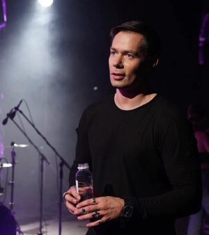 Stas Pekha Instagram - Всем добрейшего, немного фотокарточек со съемок видео на песню «До утра» вам решил насыпать в ленту🤗
Очень рад что нет равнодушных, значит мы свое дело сделали😊🤍🖤
Всегда имел хитрый замысел вдохновиться свободной музыкальной братией… INXS, DM, Coldplay и свежеиспеченным и таким неоновым(в хорошем смысле) и ламповым местами - Harry Styles🌟
Ну и моя аутентичная пластика с кривыми батманами и прогибом🦅 тоже прекрасна🕺🏻😉
В целом - очень доволен работой! Спасибо всем кто посмотрел, кто не успел - гоу в шапку профиля☝🏼☝🏼☝🏼
#доутра #музыкальноевидео #Муд #ехайпьеха