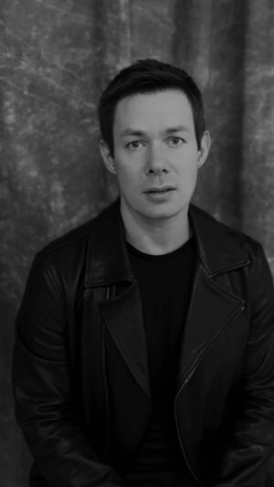 Stas Pekha Instagram - Стихи к этой проникновеннейшей песне Советской эпохи
написал великий Дагестанский поэт - Расул Гамзатов, написал на Аварском языке.
Позже, Наум Гребнёв, Советский поэт и переводчик, выполнил работу над русской версией текста песни, а Заслуженный композитор-мелодист Оскар Фельцман, написал музыку!
Так родилась одна из самых нежных и трогательных песен Советского времени…
«Колыбельная»