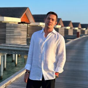 Stas Pekha Instagram - Милые девушки, мне выпало невероятное счастье - регулярно петь для вас и поднимать вам настроение, лучший доли и не пожелаешь! 
И пусть все, что может сделать вашу жизнь ярче, легче и радостнее - будет всегда рядом! 
С праздником весны и цветения! С 8 марта💐☀️🐝