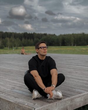 Stas Pekha Instagram - Не помню,над чем мы смеялись...
На паузе те метели,
Не знаю,чем мы казались
И были на самом деле..
Когда в опустевшем сквере,
Деревьев уснувших между,
Не помню,во что я верил,
На что возлагал надежды?
Одежды носил по моде,
По совести врал о личном...
И что-то в моей природе,
Взрастило меня циничным.
Не помню какие черти,
Давали тогда мне силы...
Боялся бояться смерти,
Умел умирать красиво...
В машине с толпой ругался,
И все разрушав,не строил..
Не помню,о чем смеялся,
В последние дни с тобою
(С.Пьеха) 27.09.2015