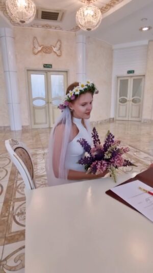 Stasya Tolstaya Instagram - 20 июля 2023 года я вышла замуж под вулканом на Камчатке

а сегодня у тебя день рождения 
я люблю тебя, муж ❤️