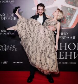 Stasya Tolstaya Instagram - мой первый большой зал кинотеатра «Октябрь» 

самая душевная премьера по мнению зрителей 

волшебный и невероятный @naikborzov 

мы очень хотели подарить вам праздник и надеемся, что у нас получилось. ЛЮБЛЮ! 

желаю картине успешного проката, а я поехала дальше 🎬
 
p.s. на фотографии показана лучшая версия отношения актёра к режиссёру 😹 @fedorarkadievich 🤍🤍🤍

моё восхитительное платье @masterpeace.masterpeace 
потрясающий образ @ozmond.polyanka 
любимые серьги @solvart.ru 
лучшие фотографии @ugolphoto 

спасибо дорогим @iskandera @natalya.gneusheva @olga_s_soloveva за поддержку 💔