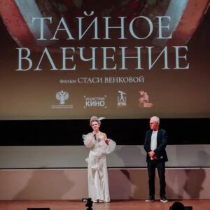 Stasya Tolstaya Instagram - у меня было……
господи, я до сих пор не верю 🤍

стиль @sorryevee 
макияж @beauty_manufactura