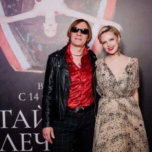 Stasya Tolstaya Instagram - мой первый большой зал кинотеатра «Октябрь» 

самая душевная премьера по мнению зрителей 

волшебный и невероятный @naikborzov 

мы очень хотели подарить вам праздник и надеемся, что у нас получилось. ЛЮБЛЮ! 

желаю картине успешного проката, а я поехала дальше 🎬
 
p.s. на фотографии показана лучшая версия отношения актёра к режиссёру 😹 @fedorarkadievich 🤍🤍🤍

моё восхитительное платье @masterpeace.masterpeace 
потрясающий образ @ozmond.polyanka 
любимые серьги @solvart.ru 
лучшие фотографии @ugolphoto 

спасибо дорогим @iskandera @natalya.gneusheva @olga_s_soloveva за поддержку 💔