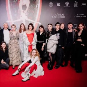 Stasya Tolstaya Instagram - мой первый большой зал кинотеатра «Октябрь» 

самая душевная премьера по мнению зрителей 

волшебный и невероятный @naikborzov 

мы очень хотели подарить вам праздник и надеемся, что у нас получилось. ЛЮБЛЮ! 

желаю картине успешного проката, а я поехала дальше 🎬
 
p.s. на фотографии показана лучшая версия отношения актёра к режиссёру 😹 @fedorarkadievich 🤍🤍🤍

моё восхитительное платье @masterpeace.masterpeace 
потрясающий образ @ozmond.polyanka 
любимые серьги @solvart.ru 
лучшие фотографии @ugolphoto 

спасибо дорогим @iskandera @natalya.gneusheva @olga_s_soloveva за поддержку 💔