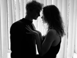 Stasya Tolstaya Instagram - вот и наступил день моего признания в любви 💔

14 февраля в прокат выходит мой дебютный полнометражный фильм «Тайное влечение», в который я вложила свою любовь, боль, сердце, нервы и душу. 

впервые выкладываю фотографии с проб актеров, сделанные и обожаемые лично мной

это письмо я хочу посвятить моей команде! мои дорогие, прекрасные люди, мне не верится, что скоро наше кино выйдет в кинотеатрах. спасибо, что были рядом, старались, вкладывали себя, проживали это вместе со мной. спасибо💔

спасибо моим уникальнейшим, любимым актерам! Роза! 💔 вы ежедневно заставляли мое сердце биться активнее и наслаждаться вами. Найк! 💔 никто другой не мог быть на этом месте. абсолютная любовь! Маша! 💔 поздравляю тебя с дебютом, ты большой молодец! Даша, Антон! 💔 теперь я пишу ваши имена вместе и это абсолютно удивительно и прекрасно. вы мои суперзвезды! Лера! 💔 поздравляю тебя с твоей Мариной. она совершенно заслужено слилась с тобой. спасибо за смелость! Минда! 💔 Heartbreaker! обожаю! 

дорогие!!! Серёжа Давыдов, Федя Левин, Соня Володчинская, Мила Ершова, Макс Диденко, Аглая Шиловская, Макс Кучеренко, Игорь Журавлев, Лёша Каманин, Ваня Семёнов, Ваня Толстой, Гриша Верник — каждый из вас сыграл ярчайшую роль и вызвал невероятные эмоции у зрителей. 

и, конечно, курс моей мечты. волшебные актёры. любимые! яркие! классные! личности! спасибо, что мы собрались все вместе и РАЗНЕСЛИ 💔💔💔 с вами очень хочется творить и создавать! Даша Антонюк, Свят Рогожан, Эмиль Гас, Аскар Нигамедзянов, Влада Ерофеева, Паша Осадчий, Лиля Фильченко, Катя Новокрещенова, Катя Беккер, Степа Белозеров, Вова Сарапульцев, Ваня Оранский, Сеня Касперович, Аня Шишкина, Даня Сидоров, Егор Анисимов, Микита Воронов и все-все-все!!!

инстаграм не даёт мне вставить длинный текст, поэтому продолжу в сторис. 

сложно поверить, что вас более двух сотен человек — каждого расцелую на премьере, лично скажу слова. спасибо за ваш бесценный вклад, любимая группа 💔

дорогие зрители! приходите 8 февраля на большую светскую премьеру в кинотеатр Октябрь. мы снимали это кино для ВАС и приготовили вам один потрясающий сюрприз 💔

билеты можно приобрести по ссылке в шапке моего профиля. до встречи!