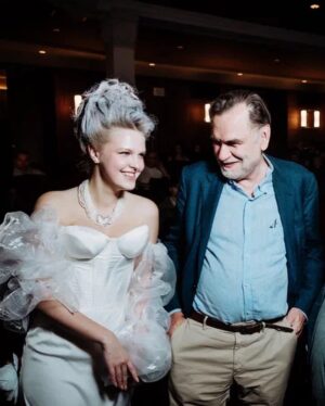 Stasya Tolstaya Instagram - я пока что не знаю как описать то, что я пережила вчера. 

как описать смех зрителя в зале и его слёзы у меня на плече. как описать каждое «спасибо» и «ты в меня попала». как описать то, что когда я спустилась со сцены - в зале не было ни одного свободного места, на которое я могла бы сесть (я так счастлива!!!). 

я пока что не знаю как выразить слова любви моей группе, моим артистам, моим близким. я думаю, что слова ещё придут. пока есть только ощущение, что это был один большой сон. 

23 апреля 2023 года состоялась премьера моего первого полнометражного фильма «Тайное влечение» в кинотеатре Художественный. 

и я состою из любви сейчас. вся. 

стиль - невероятная @sorryevee 
макияж и причёска - мои любимые @beauty_manufactura , мастера Александр и Влада
фото - космическая @ugolphoto