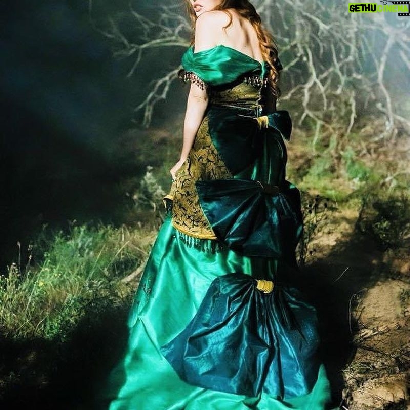 Stef Dawson - 465 Likes - This came up as a @paintedwomanfilm memory today, thank you Amber ! 💚 fleeing from @mattdallas through a forest 😄🐎 there’s no one I’d rather play cat & mouse with, or, Green Dress vs. the Black Hat. It was such an honor to be a part of @dustyrichards legacy and play Julie Richards in the female led Western ‘Painted Woman’ Directed by @darkhighwayfilms 🎬 Catch it on @starz ! Lots of love to our Painted Woman Team, miss you all to bits Xx
#PaintedWoman #Western