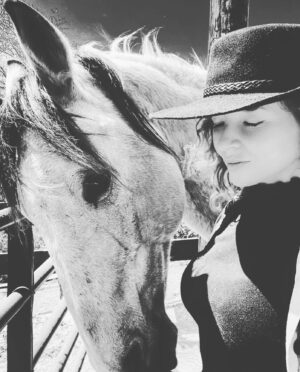 Stef Dawson Instagram - Horse Therapy 🖤🤍 thanks to @rayabruzzo & Wendy Xx