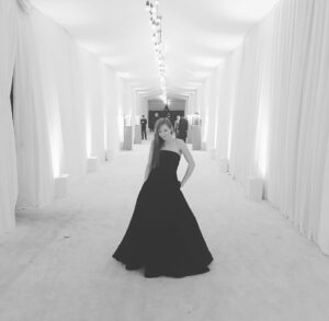 Stef Dawson Instagram - In honor of the Oscars- this #tb was at the @eltonjohn Oscars Party… last one standing, Moments before walking home barefoot with @dannimacdonald and @hannagriffithsfilms to eat pizza. Such an awesome night 🖤🤍🖤🤍 beautifully styled by @jordan_grossman ✨✨✨