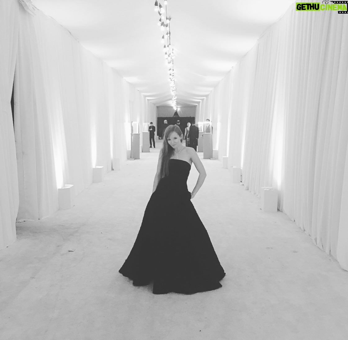 Stef Dawson - 543 Likes - In honor of the Oscars- this #tb was at the @eltonjohn Oscars Party… last one standing, Moments before walking home barefoot with @dannimacdonald and @hannagriffithsfilms to eat pizza. Such an awesome night 🖤🤍🖤🤍 beautifully styled by @jordan_grossman ✨✨✨