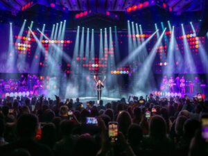 Ștefan Bănică Jr. Instagram - A fost minunată și a treia seară a CONCERTULUI ANIVERSAR DE CRĂCIUN 20 DE ANI! Un public excepțional, mulțumim!🙏😘 Ne vedem diseară pentru al 4-lea concert la București, Sala Palatului! Iar pe 16 decembrie concertul de Craciun ajunge la Cluj, Sala Polivalentă BTarena.🌲🎊🎁🎅
.
📸 Vali Greceanu / Daniel Robert Dinu