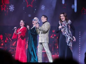 Ștefan Bănică Jr. Instagram - A fost minunată și a treia seară a CONCERTULUI ANIVERSAR DE CRĂCIUN 20 DE ANI! Un public excepțional, mulțumim!🙏😘 Ne vedem diseară pentru al 4-lea concert la București, Sala Palatului! Iar pe 16 decembrie concertul de Craciun ajunge la Cluj, Sala Polivalentă BTarena.🌲🎊🎁🎅
.
📸 Vali Greceanu / Daniel Robert Dinu