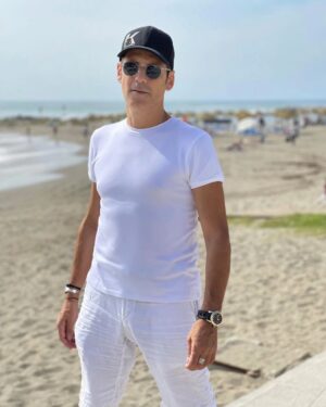 Ștefan Bănică Jr. Instagram - HRISTOS A ÎNVIAT! PAȘTE FERICIT, ALĂTURI DE CEI DRAGI, CU LUMINĂ ȘI SĂNĂTATE!🙏