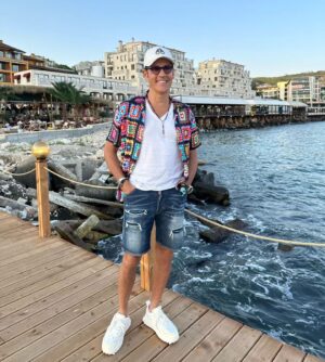 Ștefan Bănică Jr. Instagram - Să aveți un weekend prelungit așa cum vreți și cu cine vreți!😉