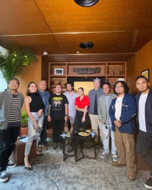 Stefanie Hariadi Instagram - Talkshow bersama Brava Radio u/ segment “Brava Community” yg membahas DustnGruuv
#vinyl & #musiccommunity 

Shout out to @mayoramandho @mulhammbrk & @his_dewwness the founders of DustnGruuv yg bermula dari group untuk janjian digging bareng, and now turned into this rapidly growing community with new members by day, happy to be a part of this exciting group 🪩🎛️🎶
Thank you for inviting me ! 🤍
