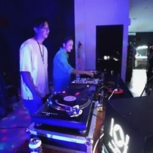 Stefanie Hariadi Instagram - STAUMA “Echoes Kemang Takeover” 
@ Bull & Vine Dec 20th 2023

Thank you @echoesbyfuture10 for the invite to play alongside the talented @skele.tale and @yodisko 🙌🏻

Fun Night! 🪩

Full video is available to watch on @echoesbyfuture10 Youtube channel or check link in our bio :)

#vinylset #djset #liverecording #stauma
