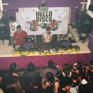 Stefanie Hariadi Instagram - Embassy Jogja, 2006. “HELLO DISCO” with @energyroom 

Thank you ya @denfarinoendo fotonya 🤩

#timeflies