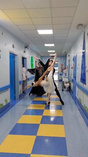 Stefano Accorsi Instagram - Pomeriggio ricco di emozioni ieri all’ospedale pediatrico Buzzi di Milano. Abbiamo portato la magia della danza regalando qualche sorriso a bambini e personale sanitario. Una incursione danzante a sorpresa resa possibile grazie all’aiuto di splendidi amici come @stefano.accorsi @nicolettamanni @pierpaolociacciulli 
Grazie @ondance.it 
Grazie a tutto il personale per il lavoro incredibile e impagabile che riuscite a fare ❤️ @obmonlus @fondazione_buzzi_ets 
Grazie @ermeneleutico per la visione artistica
