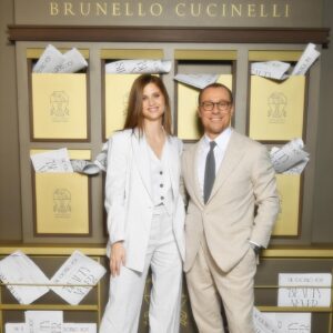 Stefano Accorsi Instagram - È sempre bello passare un po’ di tempo insieme! 
E poi che onore avere uno stylist d’eccezione 😎(ultima foto!) 

@brunellocucinelli 
@carolinacucinelli 
@camillacucinelli 
@alessio__piastrelli